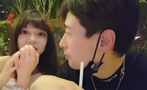 虎牙网红钱小佳被美女问道你是都喜欢姓周的吗?网友直呼:在线吃瓜!