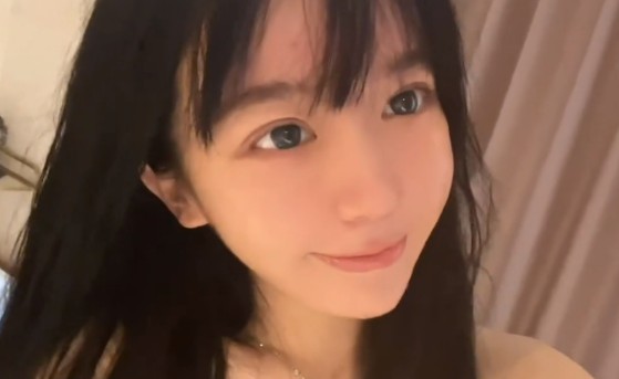 斗鱼女主播呆妹儿晒素颜照!粉丝内含:不化妆18岁,化了妆38岁!