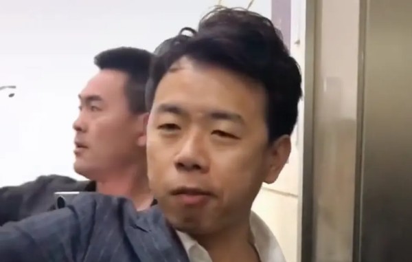 之前爆火的网红洪大炮被永久封禁之后,如今开始辅导老婆打PK!