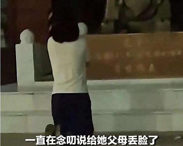 女生没考好跪孔子像前忏悔，微博某网红：来自父母的压力太大了！