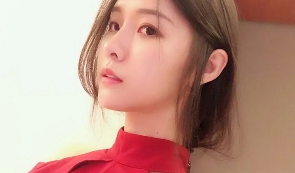 斗鱼女主播阿冷被水友要求“露腿”，气急回应：没见过腿是吗？