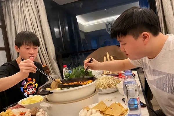 网传Uzi和虎明闹崩？半年多没互动，小狗得子也不祝福！